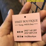 Mẫu Mác Quần Áo shop thời trang hình vuông màu hồng HM2T Boutique