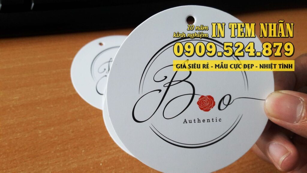 Mẫu Mác Treo Quần Áo shop thời trang Boo Boutique hình tròn màu trắng