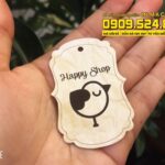 Mẫu Tag Treo Quần Áo bế theo hình Happy Shop Tân Phú HCM